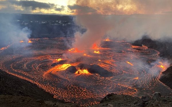 Breathtaking Kīlauea Eruption Wows, Zero Risk Seen!